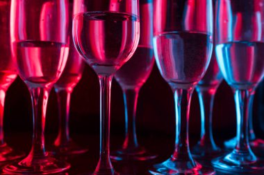 birçok gözlük neon ışık. parti konsept