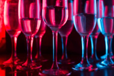 birçok gözlük neon ışık. parti konsept