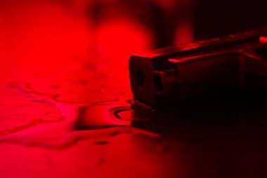 Yerde silahla kanlı suç mahalli yüksek kontrast görüntü