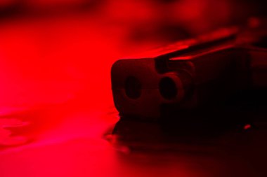 Yerde silahla kanlı suç mahalli yüksek kontrast görüntü