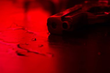 Yerde silahla kanlı suç mahalli yüksek kontrast görüntü