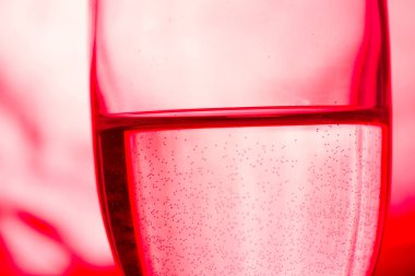 Pembe ışık şampanya flüt çifti