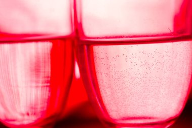 Pembe ışık şampanya flüt çifti