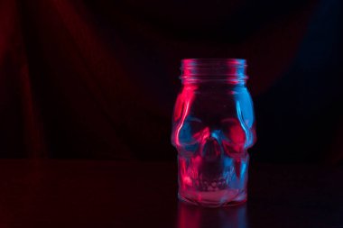 kafatası cam neon ışık şeklinde. koyu arka plan