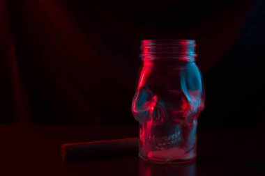 Cam kafatası pipo içiyor. Neon ışık