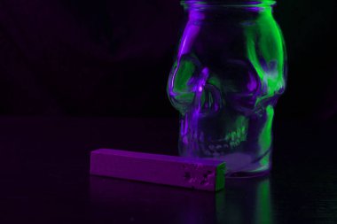 kafatası cam neon ışık şeklinde. koyu arka plan