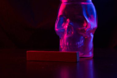 kafatası cam neon ışık şeklinde. koyu arka plan