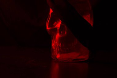 korsan kavramı görüntü. Cam ve gemi kafatasından