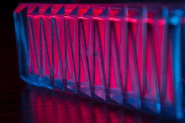 neon ışık arka plan. mavi ve kırmızı