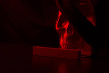 korsan kavramı görüntü. Cam ve gemi kafatasından