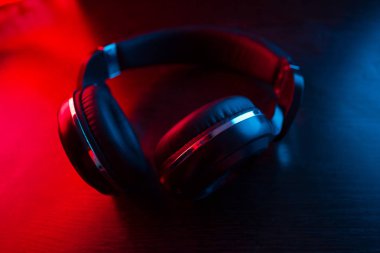 Karanlık arka plandaki kulaklıklar neon ışıklarıyla