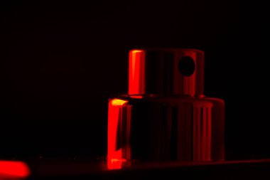 Kırmızı ışıkta bir sprey şişe yakın çekim