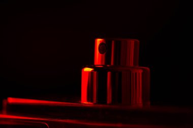 Kırmızı ışıkta bir sprey şişe yakın çekim