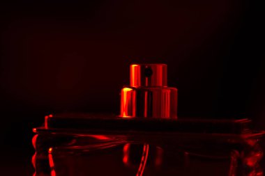 Kırmızı ışıkta bir sprey şişe yakın çekim