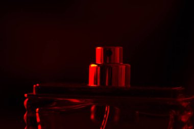 Kırmızı ışıkta bir sprey şişe yakın çekim