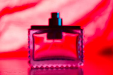 Parfüm Şişe masanın üzerinde. pembe bir arka plan