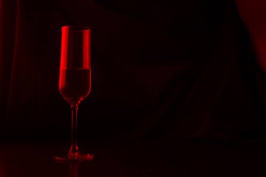 kırmızı ışıkta bir bardak. kopyalama alanı