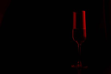 kırmızı ışıkta bir bardak. kopyalama alanı