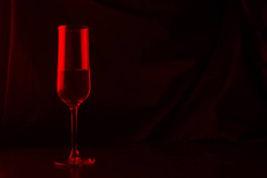 kırmızı ışıkta bir bardak. kopyalama alanı