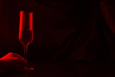 kırmızı ışıkta bir bardak. kopyalama alanı