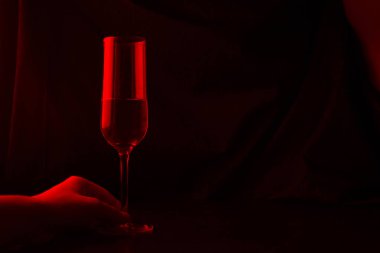 kırmızı ışıkta bir bardak. kopyalama alanı