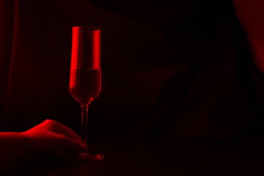 kırmızı ışıkta bir bardak. kopyalama alanı