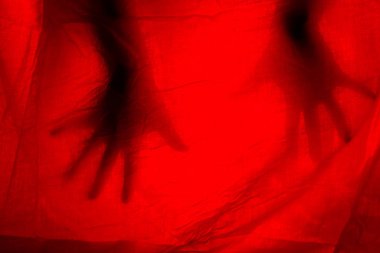 hads behand kırmızı perdeler. korku Cadılar Bayramı kavramı