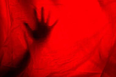 hads behand kırmızı perdeler. korku Cadılar Bayramı kavramı