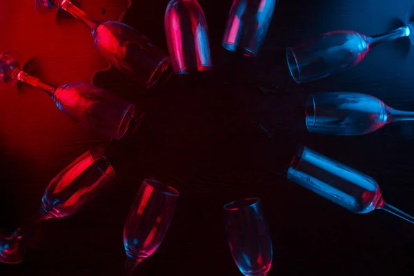 Many Glasses Neon Light Party Concept — ストック写真
