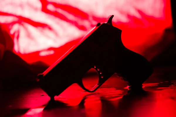 Высококонтрастное Изображение Кровавого Места Преступления Пистолетом Полу — стоковое фото