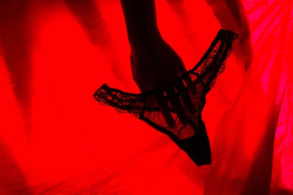 赤い光でパンツの中の女性手 — ストック写真
