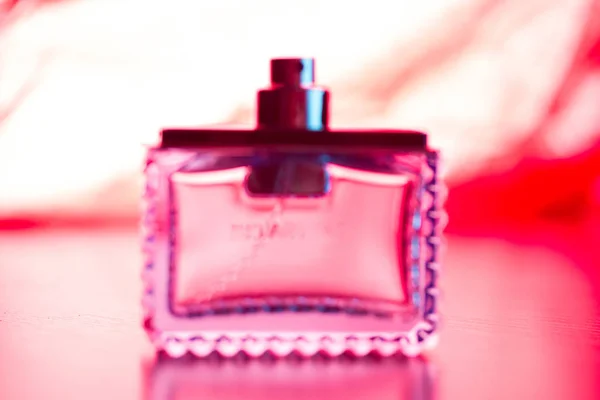 桌子上的香水瓶 粉红色的背景 — 图库照片