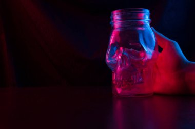 kafatası cam neon ışık şeklinde. koyu arka plan