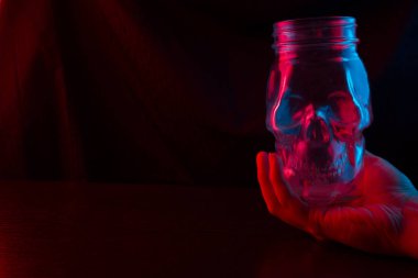 kafatası cam neon ışık şeklinde. koyu arka plan