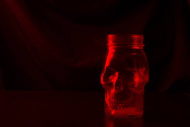 kafatası cam neon ışık şeklinde. koyu arka plan