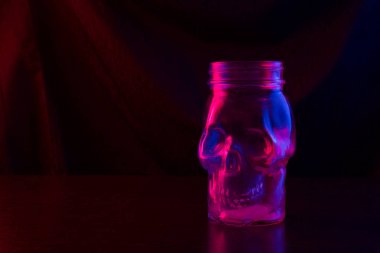 kafatası cam neon ışık şeklinde. koyu arka plan