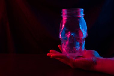 kafatası cam neon ışık şeklinde. koyu arka plan