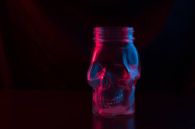 kafatası cam neon ışık şeklinde. koyu arka plan