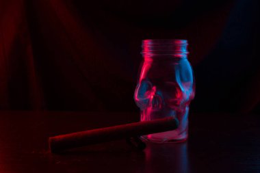 Cam kafatası pipo içiyor. Neon ışık