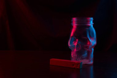 Cam kafatası pipo içiyor. Neon ışık