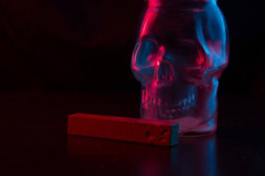 kafatası cam neon ışık şeklinde. kopya alanı