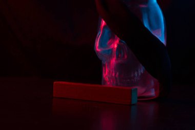 korsan kavramı görüntü. Cam ve gemi kafatasından