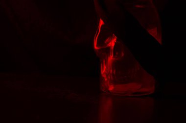 korsan kavramı görüntü. Cam ve gemi kafatasından