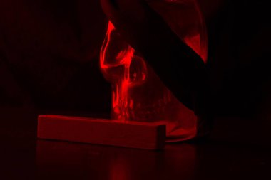 korsan kavramı görüntü. Cam ve gemi kafatasından