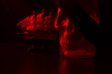 korsan kavramı görüntü. Cam ve gemi kafatasından