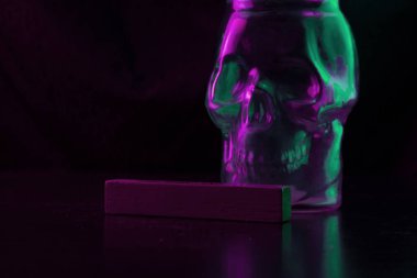 kafatası cam neon ışık şeklinde. kopya alanı