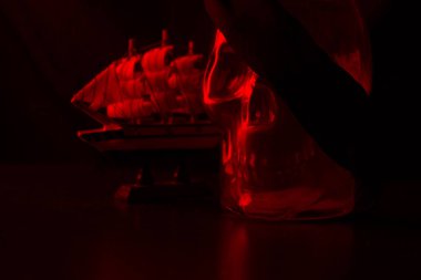 korsan kavramı görüntü. Cam ve gemi kafatasından