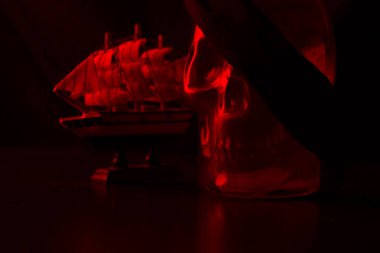 korsan kavramı görüntü. Cam ve gemi kafatasından