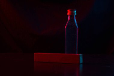 küçük şişe alkol neon ışık