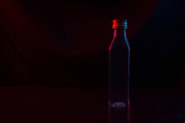 küçük şişe alkol neon ışık